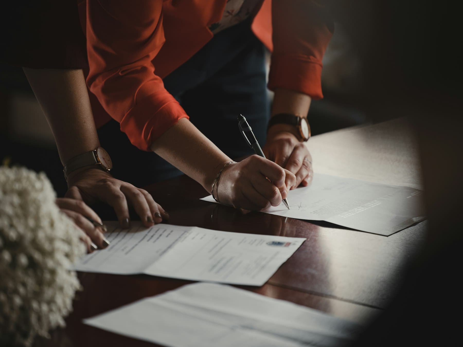 Firma de documentos en el despacho